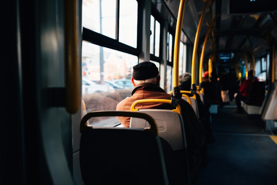 senhor de costas sentado em um ônibus