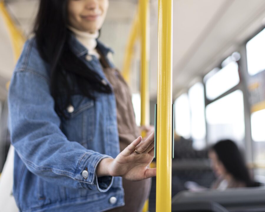 mulher apertando botão de parada dentro de onibus mobilidade urbana