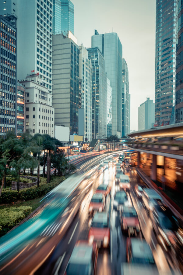 avenida com carros em alta velocidade e prédios comerciais de fundo melhor transporte público